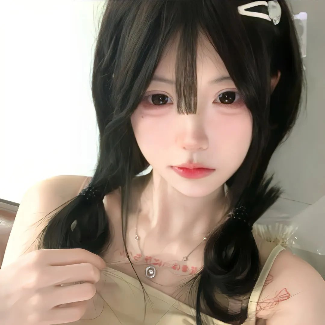 穿黄睡衣的女孩